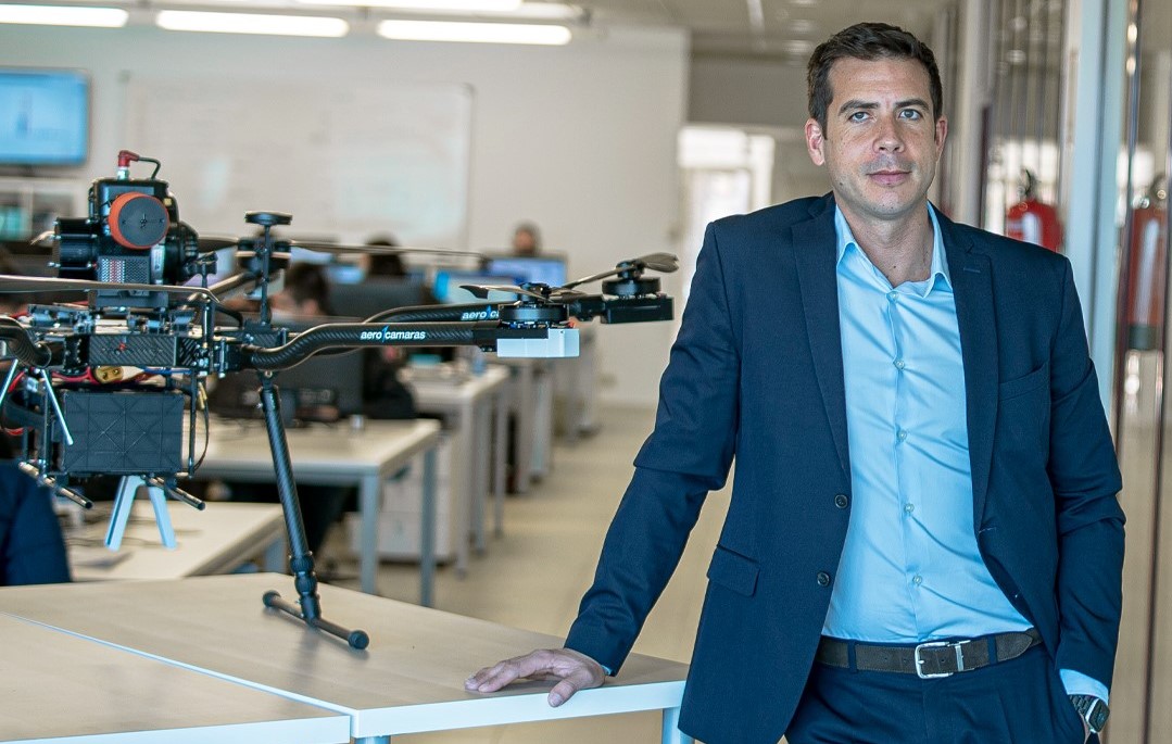 Jaime Pereira en el centro de operaciones de Aerocámaras, junto a un dron profesional
